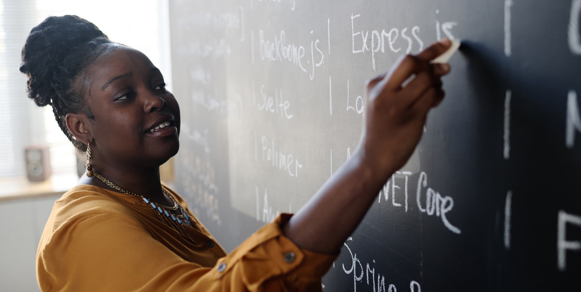 Maestra di scuola in Tanzania che insegna inglese ai bambini - Lingue della Tanzania