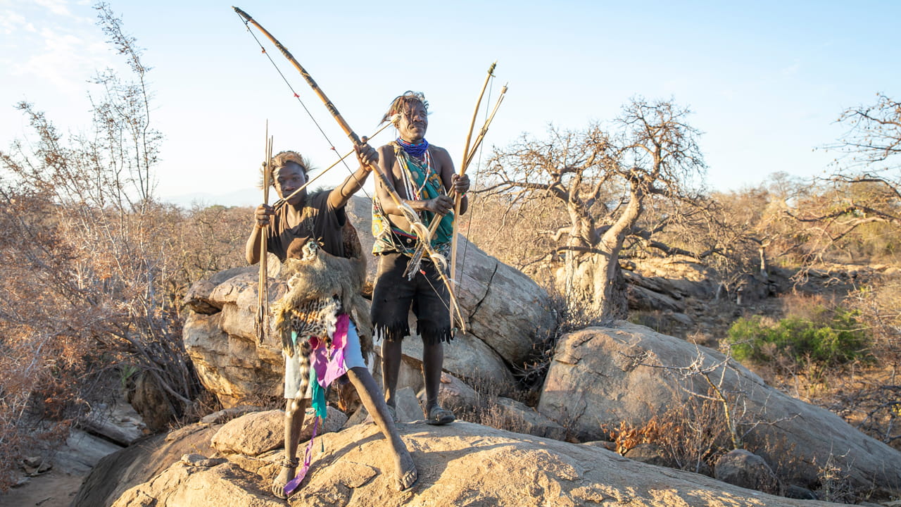Cacciatori della tribù Hadzabe in Tanzania con archi e frecce artigianali