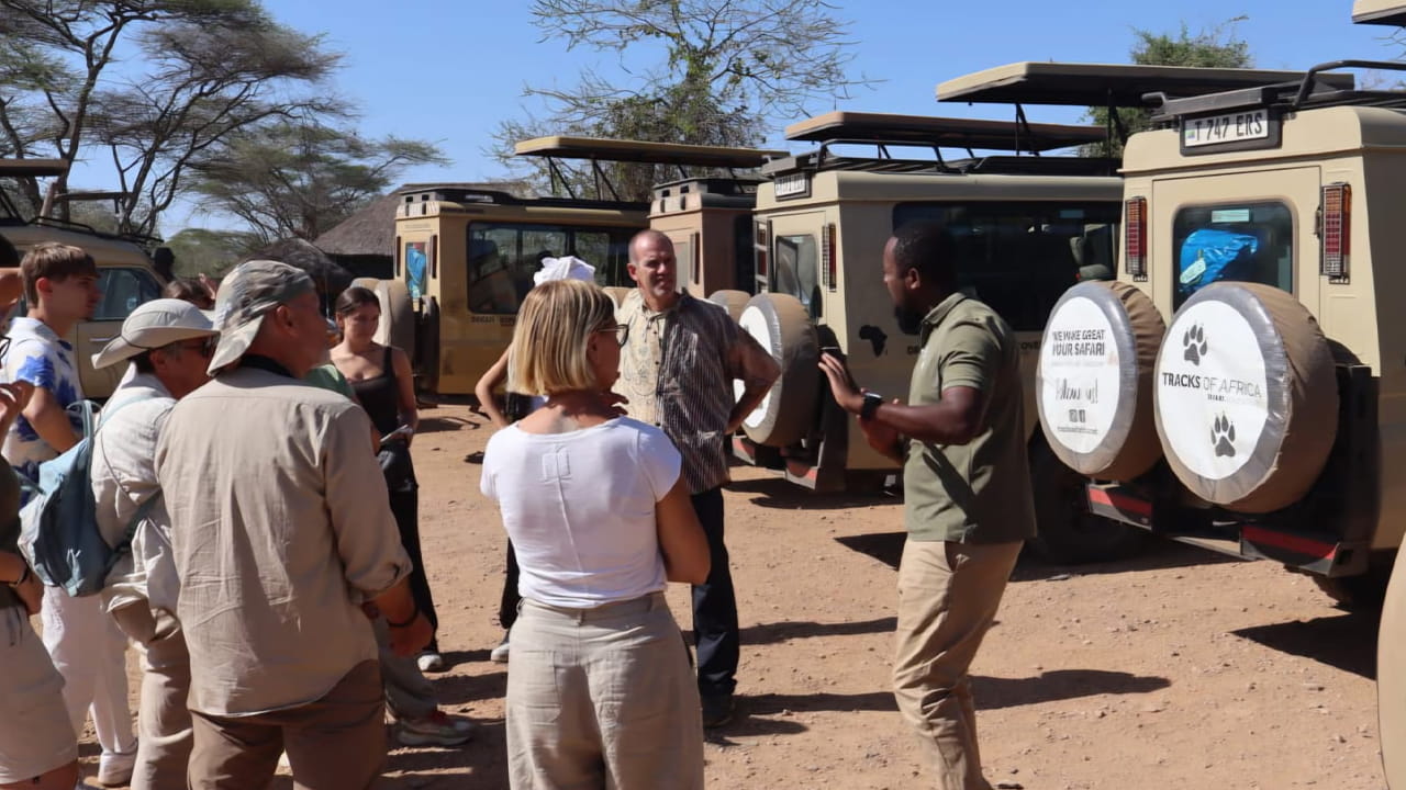 Guida che parla in italiano durante un safari in Tanzania mentre spiega ai clienti